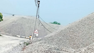 বিক্রি কমে সাড়ে ১৪ লাখ টন পাথরের স্তূপ