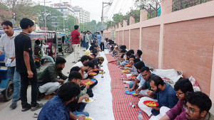 শিক্ষার্থীদের মাসজুড়ে ফুটপাতে ইফতার
