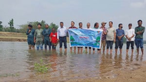 নদীকৃত্য দিবসে হাঁটুজলে নেমে মানববন্ধন