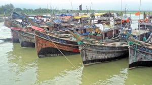 তেল সংকটে সাগরে যেতে পারছে না ৬ হাজার ট্রলার