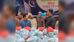 ঈদের দিনে খাবার বিতরণ করলেন আনন্দ মোহন কলেজের সাবেক শিক্ষার্থীরা