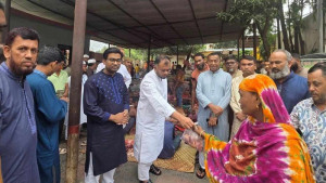 কুসিকে ৮ ঘণ্টায় বর্জ্য অপসারণ, পরিচ্ছন্নতাকর্মীদের উপহার