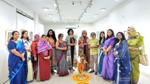 মা দিবসে জলকন্যার ব্যতিক্রমধর্মী চিত্র প্রদর্শনী ‘সব নারীতেই মা’