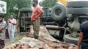 অভয়নগরে ট্রেন-ট্রাক সংঘর্ষে ট্রাকচালক নিহত