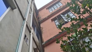 চাঁদপুরে হেলে পড়ল আবাসিক ভবন, সতর্কতা নোটিশ