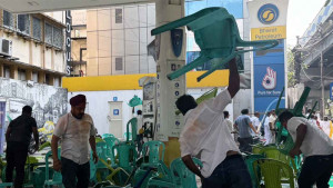 মমতার গাড়ি লক্ষ্য করে ‘চোর’ স্লোগান, বিজেপি-তৃণমূল সংঘর্ষ