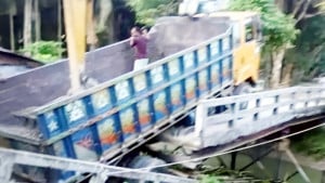 কাঁঠালিয়ায় সেতু ভেঙে খালে ট্রাক, যান চলাচল বন্ধ