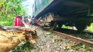নীলফামারীতে ৬ ঘণ্টা পর ট্রেন চলাচল স্বাভাবিক