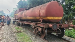 ৫ ঘণ্টা পর খুলনা-পোড়াদহ-ঈশ্বরদী ও ঢাকা রুটে ট্রেন চলাচল স্বাভাবিক