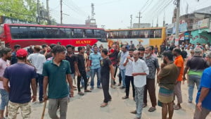 বাসচালকে মারধরের প্রতিবাদে নওগাঁয় দূরপাল্লার বাস বন্ধ