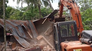 শৈলকুপায় সওজের উচ্ছেদ অভিযান, টাকা পরিশোধ না করার অভিযোগ