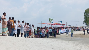 কুড়িগ্রামে নদীভাঙনের আশঙ্কায় বালু উত্তোলন বন্ধের দাবি