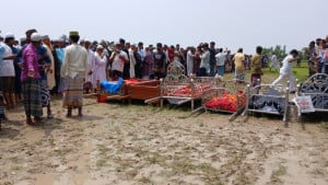 একসঙ্গে ৬ জনের জানাজা, পাশাপাশি দাফন