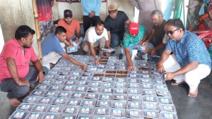 ঈদের আগে ২০০ দুস্থ পরিবারের মুখে হাসি ফোটাল বন্ধুরা
