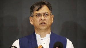 অবৈধ অস্ত্র উদ্ধারে ডিসিদের তৎপর হওয়ার নির্দেশ দিলেন স্বরাষ্ট্রমন্ত্রী