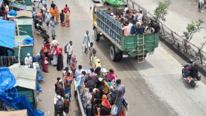 একশ টাকার ভাড়া ১০০০, বাস সংকটে ঝুঁকি নিয়ে পিকআপ-ট্রাকে ঈদযাত্রা