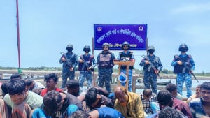 মিয়ানমারে পাচারকালে ২,৪০০ বস্তা সিমেন্ট জব্দ, আটক ৩৩
