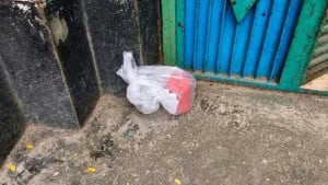 আ’লীগ নেতার ভাইয়ের বাড়ির গেটে পড়ে ছিল ব্যাগ, খুলতেই মিলল বোমা ও চিরকুট