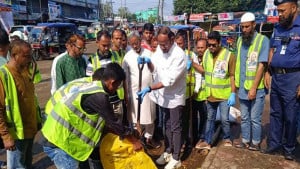প্রতিমন্ত্রীর নেতৃত্বে টাঙ্গাইল শহরে পশুর বর্জ্য অপসারণ 