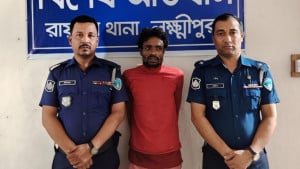 হত্যা মামলার আসামিকে গ্রেপ্তার করে আনা হলো থানায়, সঙ্গে পোষা বানরও