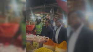 ভোজ্যতেলের পরিস্থিতি জানতে হঠাৎ কারওয়ান বাজারে বাণিজ্যমন্ত্রী