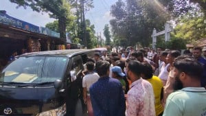 চবির ২ নম্বর গেটে অভিযানে গিয়ে ‘অবরুদ্ধ’ চাকসু প্রতিনিধি ও ম্যাজিস্ট্রেট