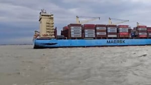 আমদানি পণ‍্য খালাসে জেটিতে আনা হলো ক্ষতিগ্রস্ত দুই জাহাজ
