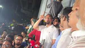 নানা নাটকীয়তা শেষে চট্টগ্রামে জুলাই গ্রাফিতি উদ্বোধন করলেন সিটি মেয়র