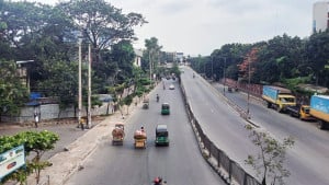 ঈদের দ্বিতীয় দিনেও ঢাকা ছাড়ছেন ঘরমুখো মানুষ, রাস্তাঘাট ফাঁকা