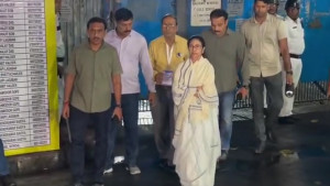 ইভিএমে কারচুপির আশঙ্কা, বৃষ্টিভেজা রাতে চার ঘণ্টা স্ট্রংরুমে মমতা