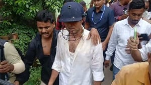 জনরোষের মুখে অভিষেক, হেলমেট পরিয়ে উদ্ধার করল পুলিশ