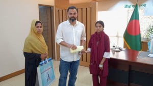 নতুন কুঁড়ির মিথিলাকে যুব ও ক্রীড়া প্রতিমন্ত্রীর আর্থিক সহায়তা