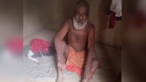 জমি লিখে নিয়ে বৃদ্ধ বাবাকে  জীর্ণ ঘরে রেখেছেন ছেলে