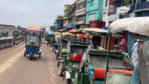 রিকশার দখলে মহাসড়ক যানজটে দুর্ভোগে মানুষ