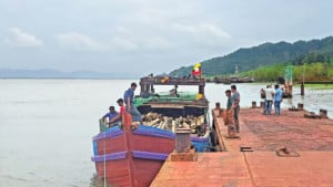 মিয়ানমার থেকে এলো  কাঠবোঝাই ট্রলার