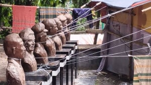 বীরশ্রেষ্ঠদের ভাস্কর্যের গলায় দড়ি বেঁধে মেলার প্যান্ডেল