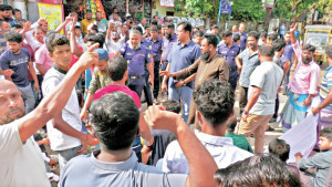 অস্ত্রসহ আটক আসামির মুক্তি চেয়ে থানা ঘেরাওয়ের চেষ্টা