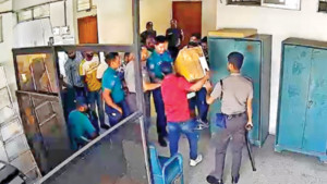 রাজশাহীতে পুলিশের উপস্থিতিতে টেন্ডার বাক্স ছিনতাই