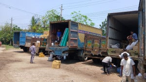 ট্রাকস্ট্যান্ড না থাকায় যত্রতত্র গাড়ি  পার্কিং, যানজটে ভোগান্তি