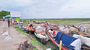 রোজগারে টান, ধারদেনায় সংসার