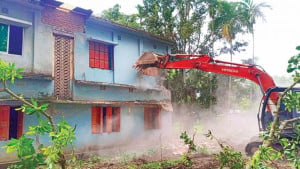 টাকা পরিশোধ না করেই  সওজের উচ্ছেদ অভিযান