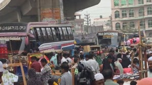 হকাররা ফিরেছেন সড়কে, ঈদ  ঘিরে তীব্র যানজটের শঙ্কা
