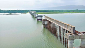 একে একে ভেঙে পড়ল সেতুর সাত গার্ডার