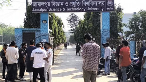 মব করে রেজিস্ট্রারসহ দুজনের স্বাক্ষর আদায়ের অভিযোগ