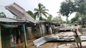 টর্নেডোর ছোবলে বাড়িঘর  বিধ্বস্ত, বৃদ্ধা নিহত