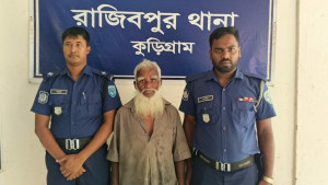 স্কুলছাত্রীকে ধর্ষণচেষ্টার অভিযোগে বৃদ্ধ গ্রেপ্তার