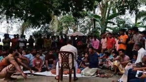 পুলিশের উপস্থিতিতে ‘মব’ করে ফাঁকা চেকে সই নেওয়ার অভিযোগ