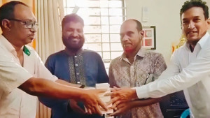 ভিজিএফ চাল, বরাদ্দের ৫০ ভাগ বিএনপি নেতাদের দিলেন চেয়ারম্যান