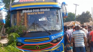 বাসে যাত্রী তুলতে গিয়ে চালকের সহকারি নিহত