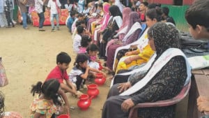 মা দিবসে মায়ের পা ধুয়ে সম্মান জানাল শিশুরা